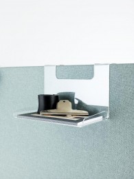 Nové příslušenství : police z průhledného akrylátu s minimalistickým stylem. Odkládací plochy ve třech různých provedeních : držák na pero, polička a přihrádka na poštu, jsou jednoduše zavěšeny přes horní část stěny.